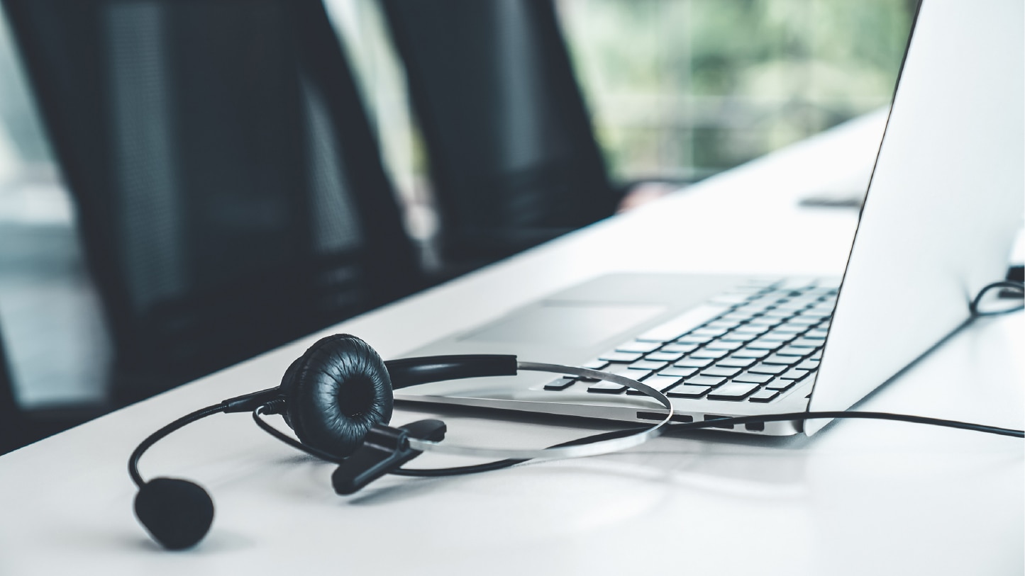 パソコンとヘッドセット