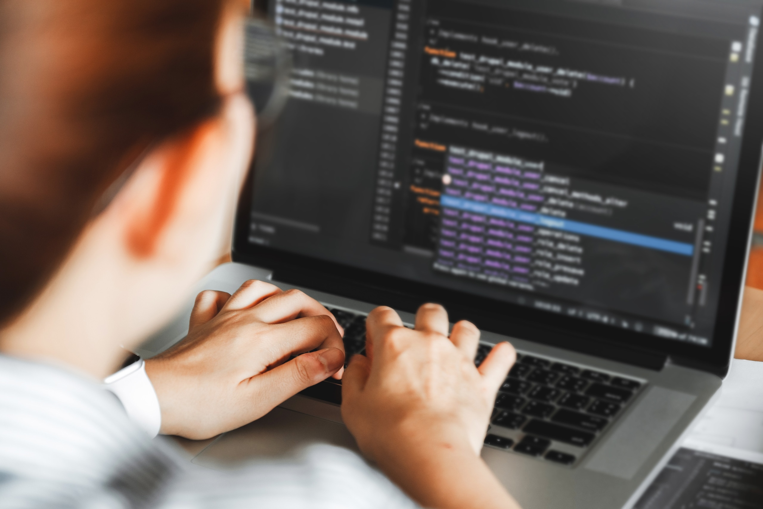 コーディングをしている女性の手元