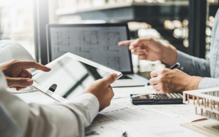 タブレットで業務システムを確認する担当者