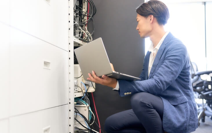 サーバー機器を点検するITエンジニア