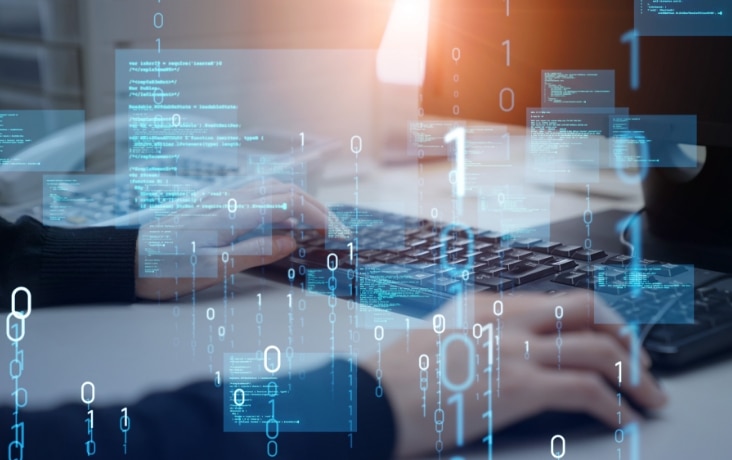 データ処理やシステム開発を行うエンジニアのイメージ