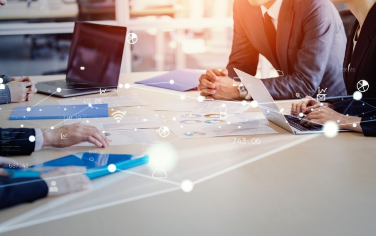 IT戦略について打ち合わせを行うビジネスチーム