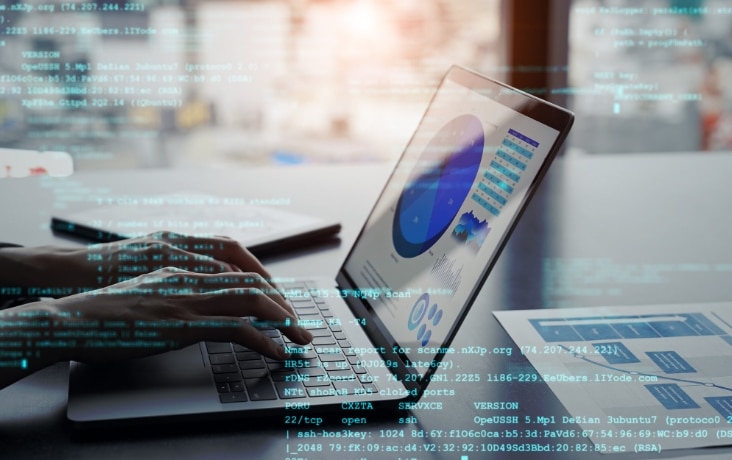 データ分析レポートを確認する業務担当者