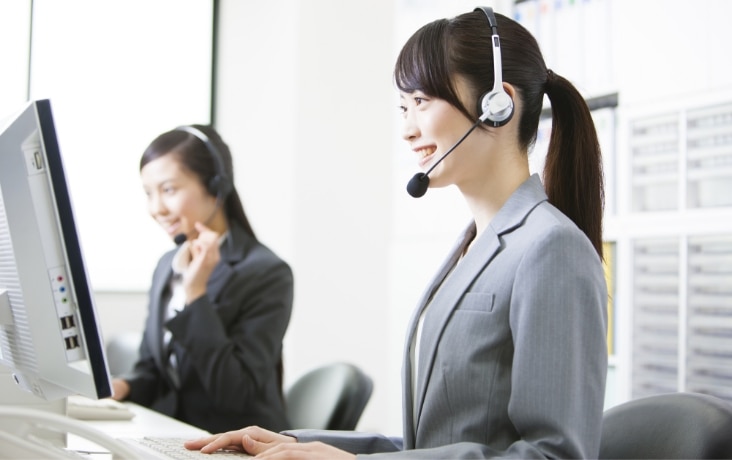 ヘッドセットで問い合わせ対応を行うオペレーター