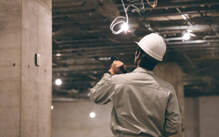 建物設備の点検を行う作業員