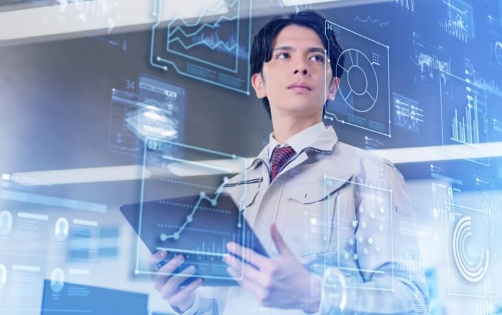 データ分析ダッシュボードを確認する担当者