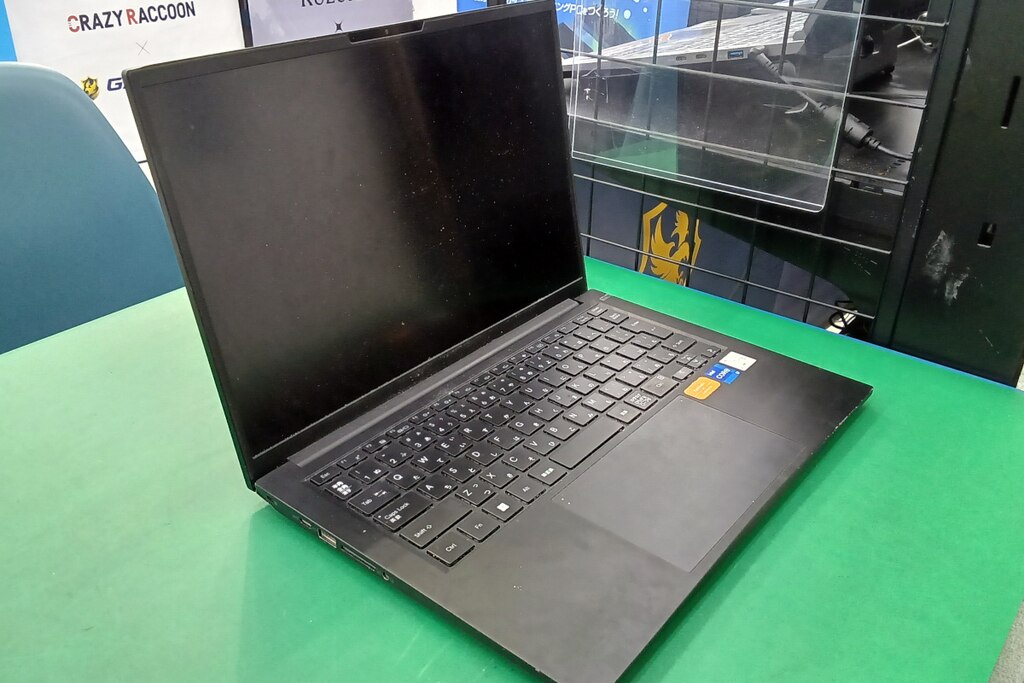 パソコン修理事例 クリエイターノートPC raytrek イヤホンを挟んで液晶