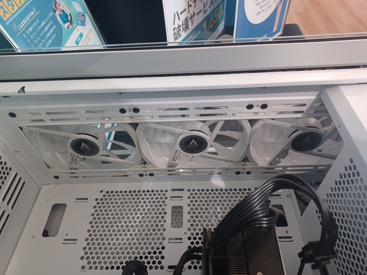 パソコン内部、前面ケースファンの裏に付着したホコリがきれいに取れました。