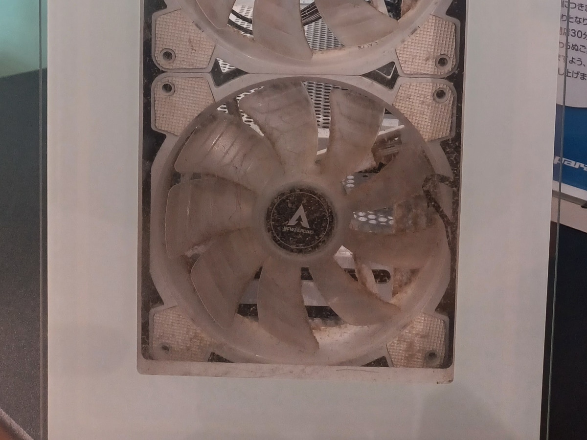 前面パネルアップ、内部のケースファンに埃の付着が確認できます。