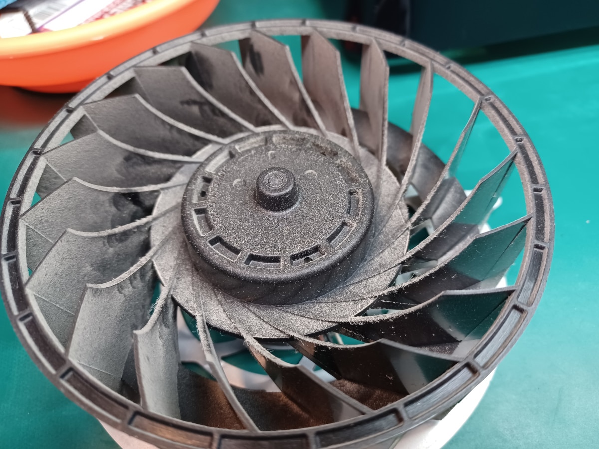 ファンに付着したホコリの様子