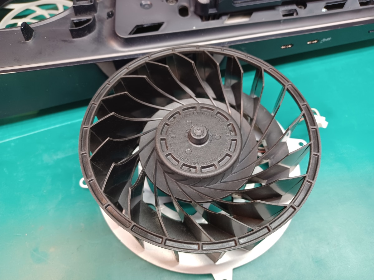 クリーニング後のファンの様子です。