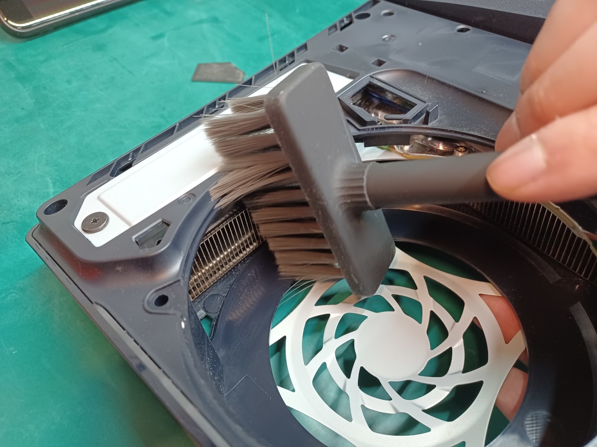 内部のヒートシンクに付着したホコリも除去しました。