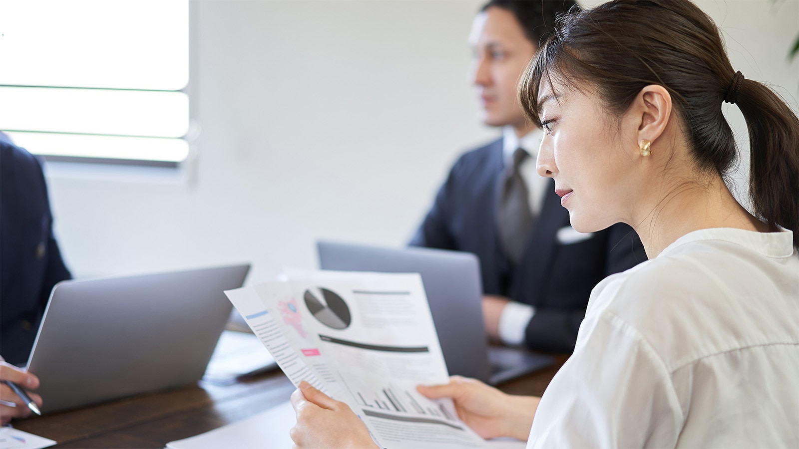 女性活躍推進研修「女性エグゼクティブリーダー育成」|女性が打ち合わせで資料を見ている様子