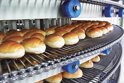 ベルトコンベアで運ばれるパン