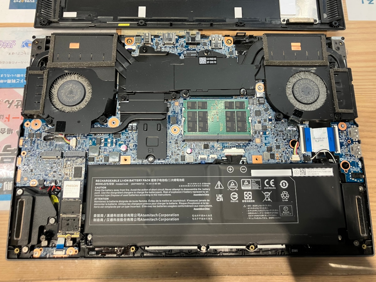 クリーニング前のパソコン内部