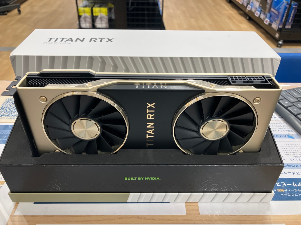 黄金に輝く外装が特徴的なTITAN RTX。専用の化粧箱も保管されており、大切に使用されていることが分かります。