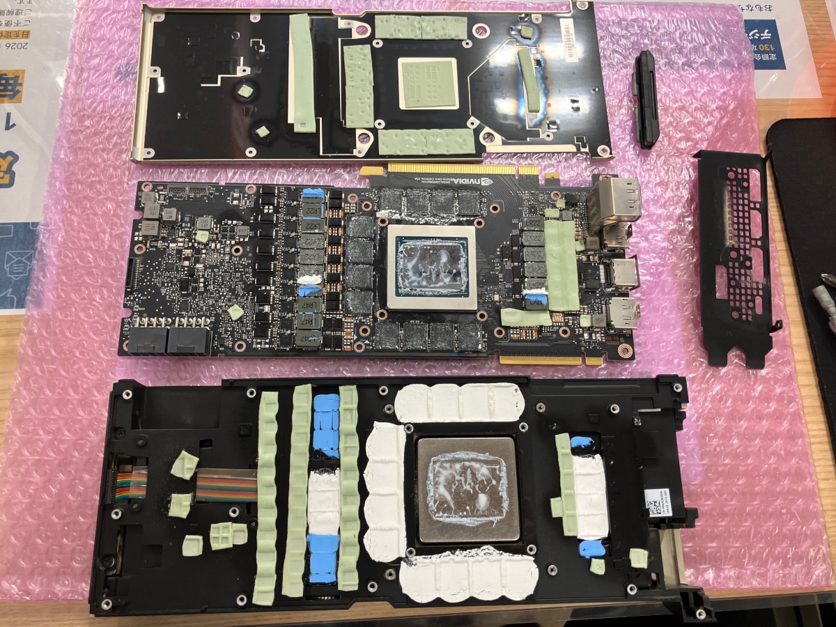 分解後の内部構造です。長年の使用により、元のグリスやパッドが変質している様子が見受けられます。