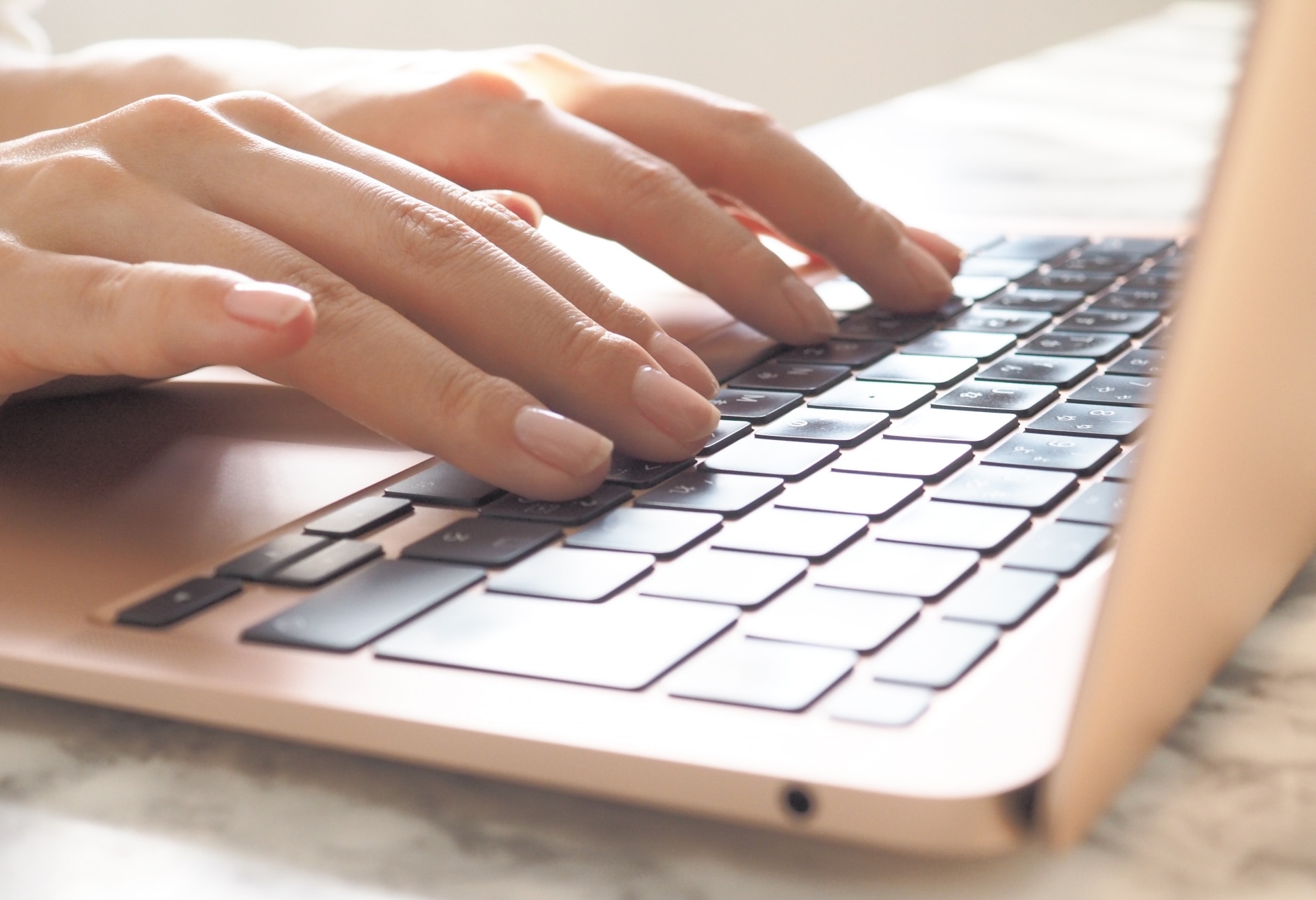 Gmail標準の「メールへの差し込み」機能で宛名を変える方法