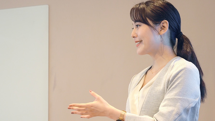 接客スキル向上研修で講師がコミュニケーション指導を行う様子