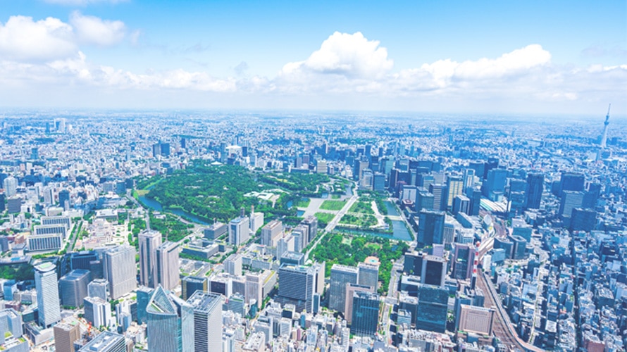 企業の接客品質向上と顧客満足度向上を目指す接客研修のイメージ（都市背景）