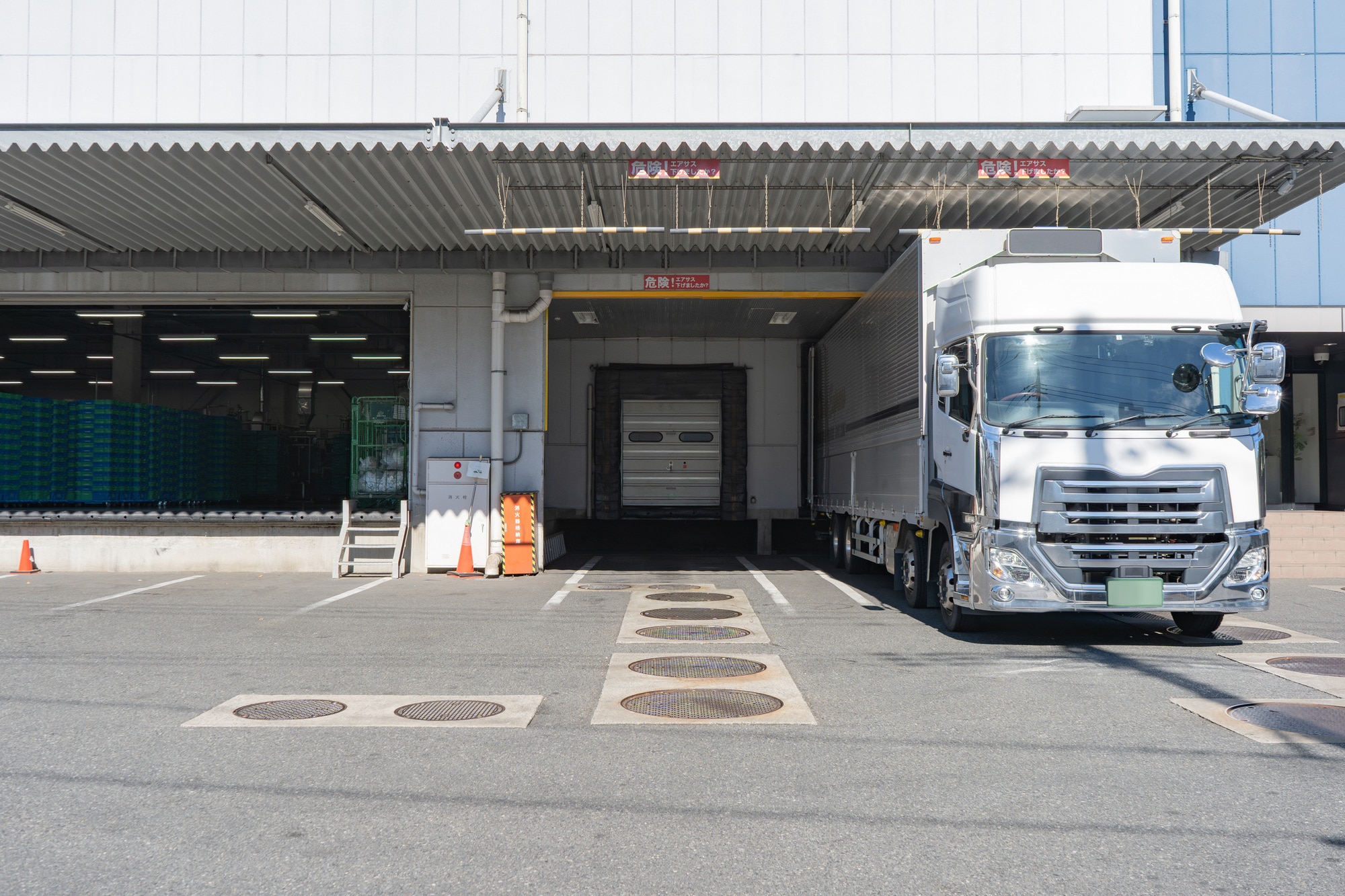 バースに一台のトラックが停まっている