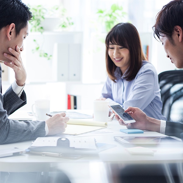 労働力不足への対応|男女のビジネスマンが打ち合わせをしている様子