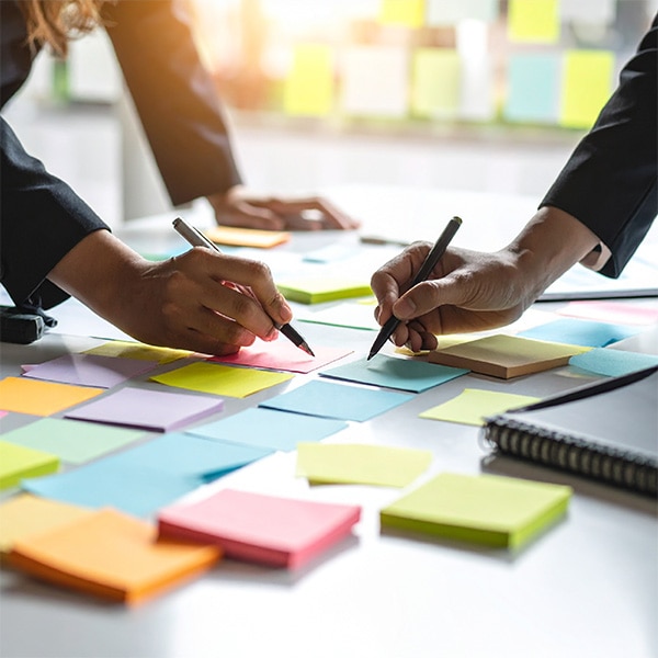 企業競争力の向上|付箋を使って戦略を立てている様子