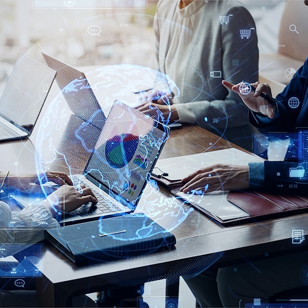 人的資本経営・ESG|多様性、グローバルに会議するビジネスマン