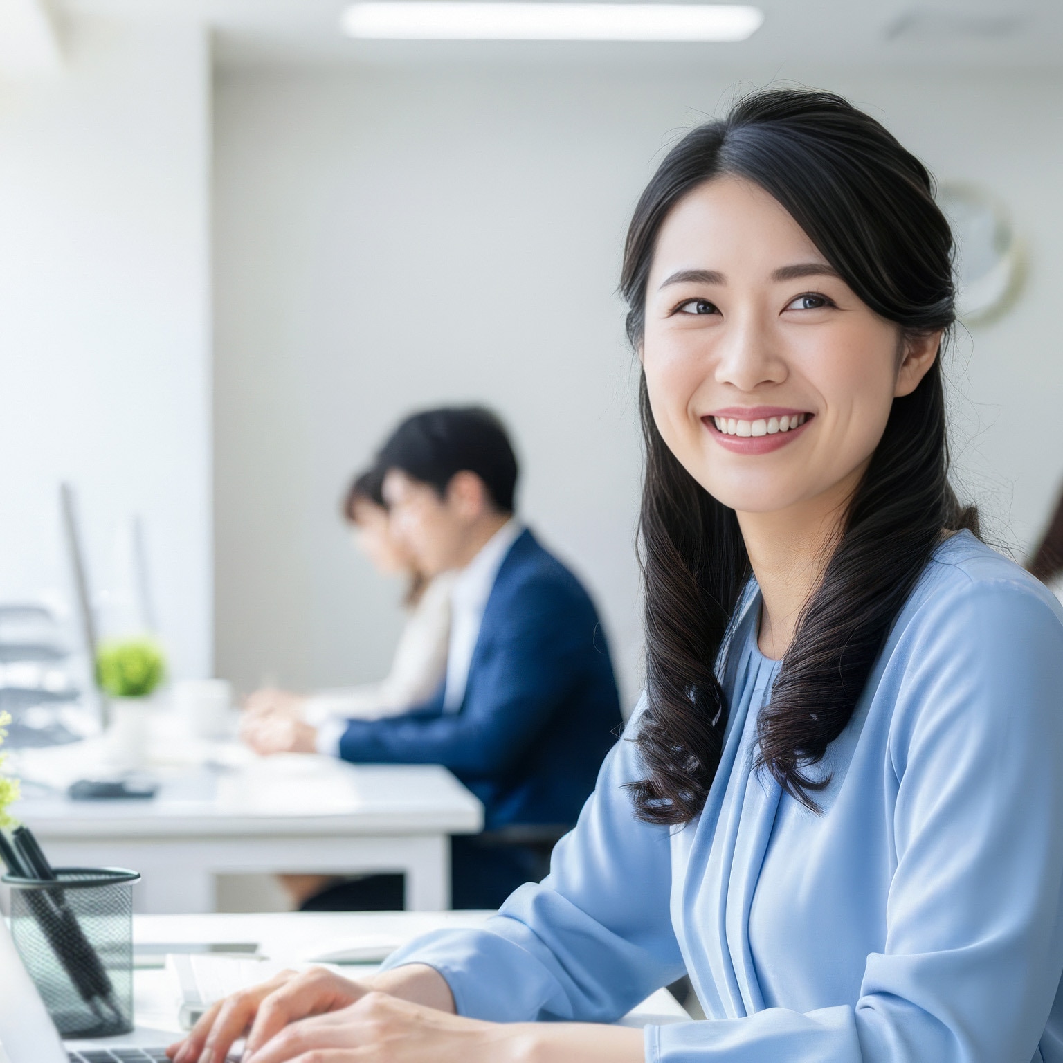 女性活躍推進研修｜パソコンの前で笑顔を見せる女性