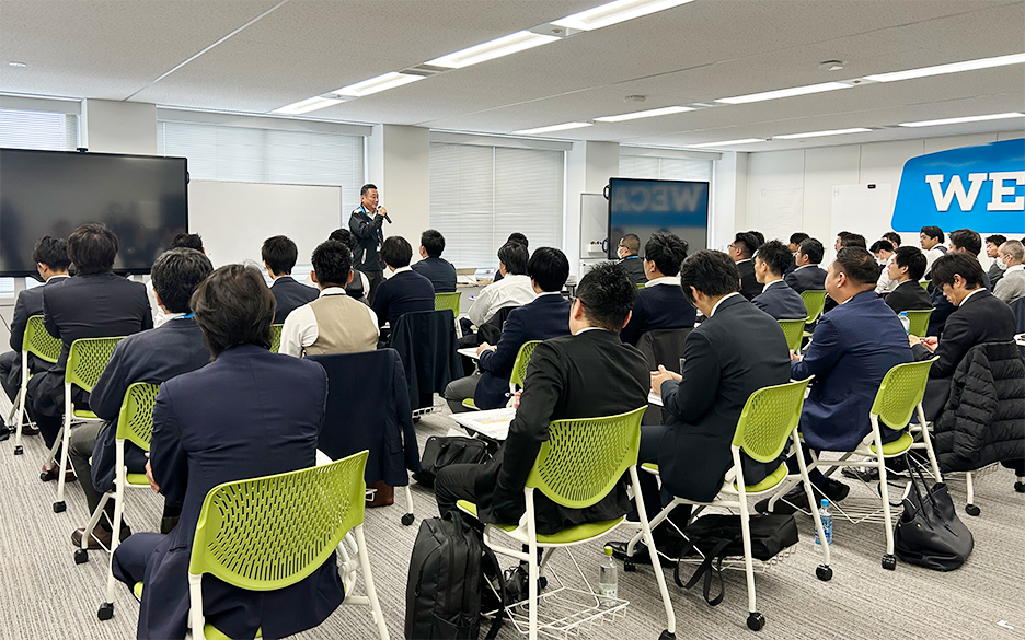 株式会社WECARS 管理職研修で社長が受講者に挨拶をしている様子
