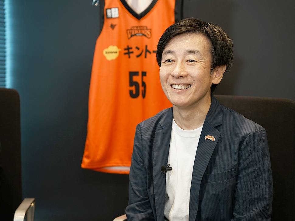 インタビューに応じる青野氏