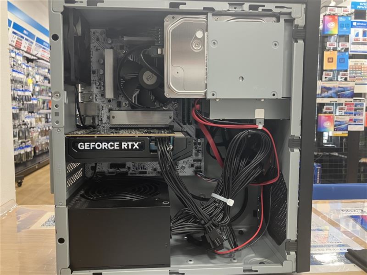 グラフィックボード取り付け後のパソコン内部