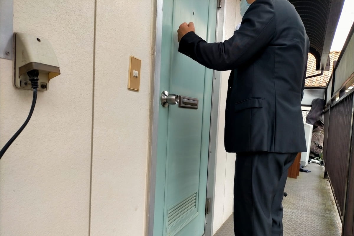入居者宅を訪問する不動産会社