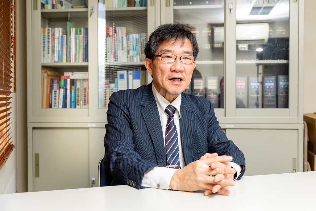 応接スペースでインタビューに答える近藤雅洋所長。