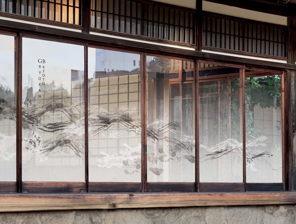 水墨画風の山のデザインのガラスフィルム