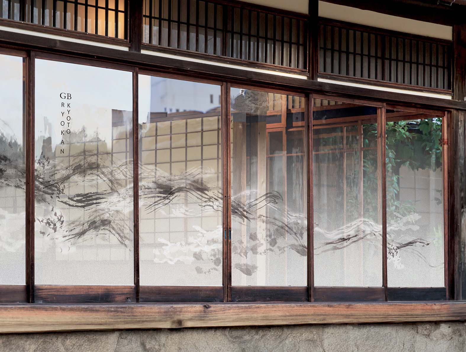 水墨画風の山のデザインのガラスフィルム