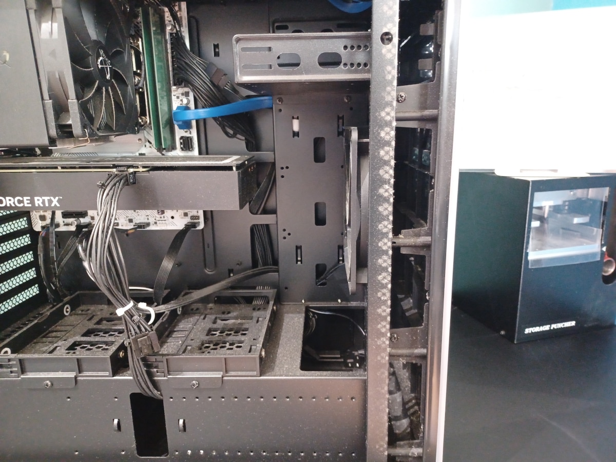 クリーニング前のパソコン内部
