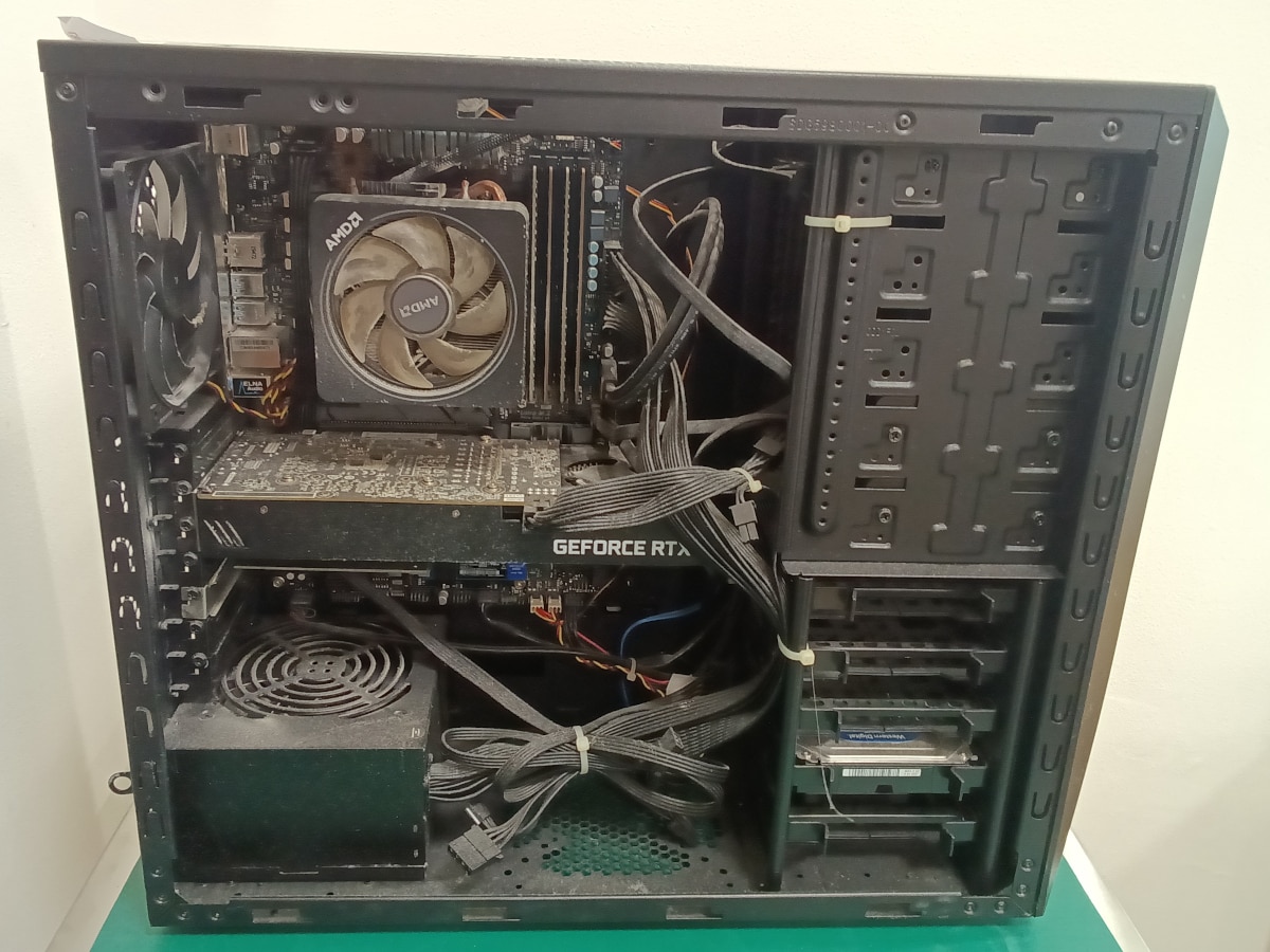 クリーニング前のGALLERIA内部全体像