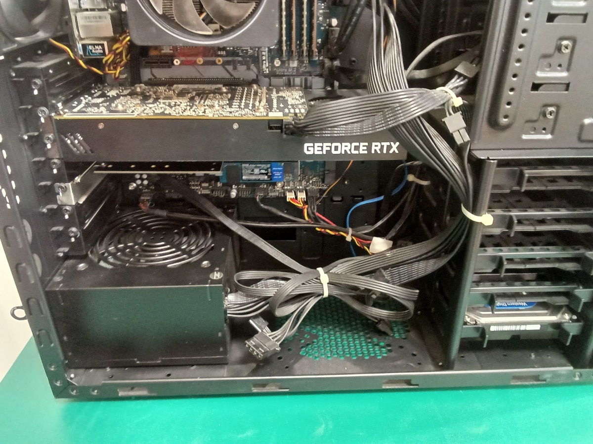 清掃後の電源ユニット周辺