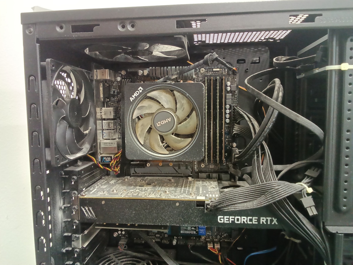 ホコリが蓄積したCPUファン