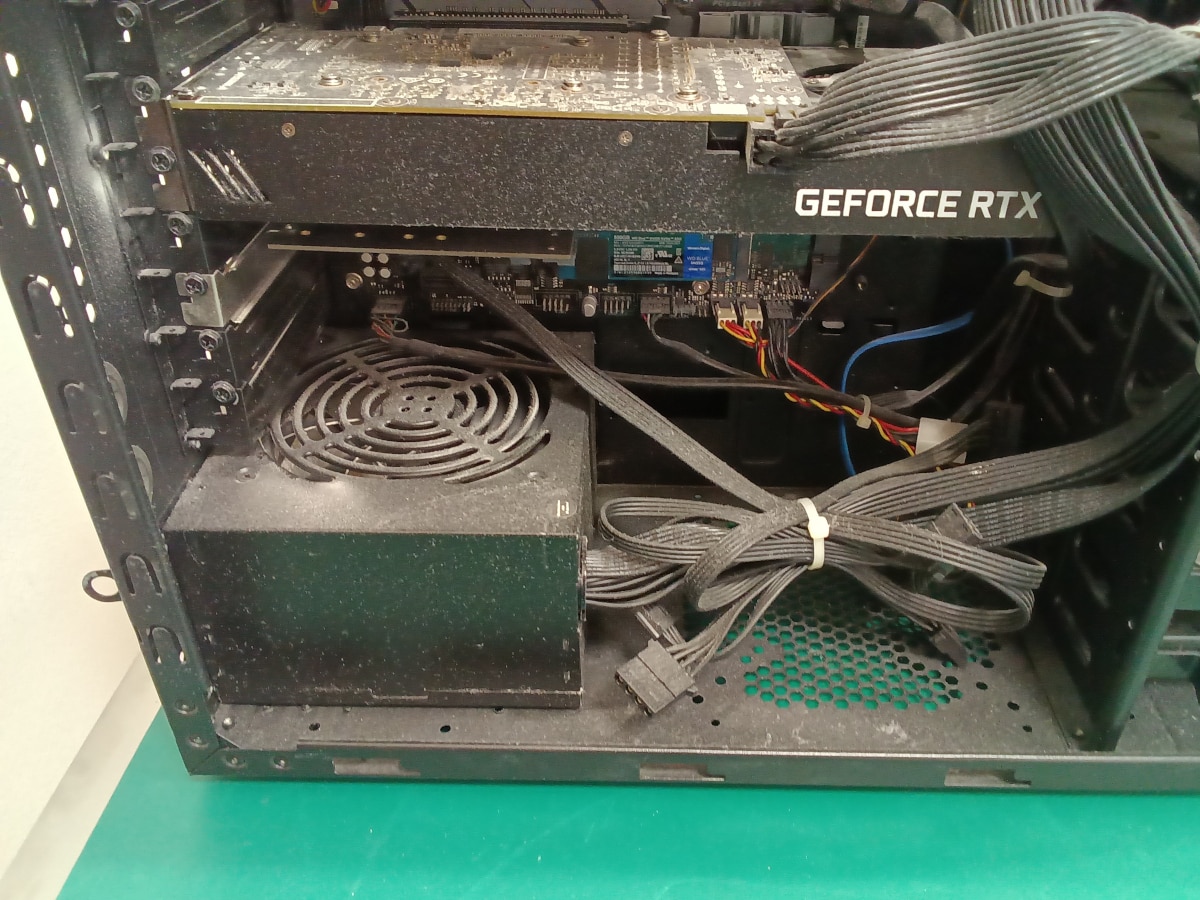 電源ユニット周辺のホコリ