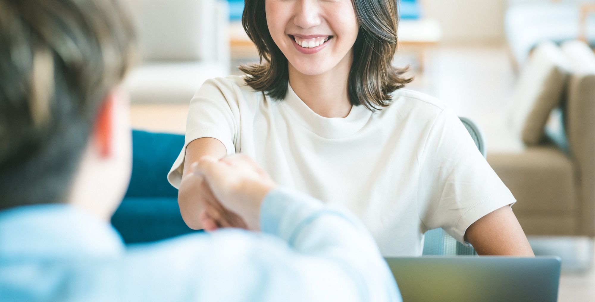 握手をかわす女性