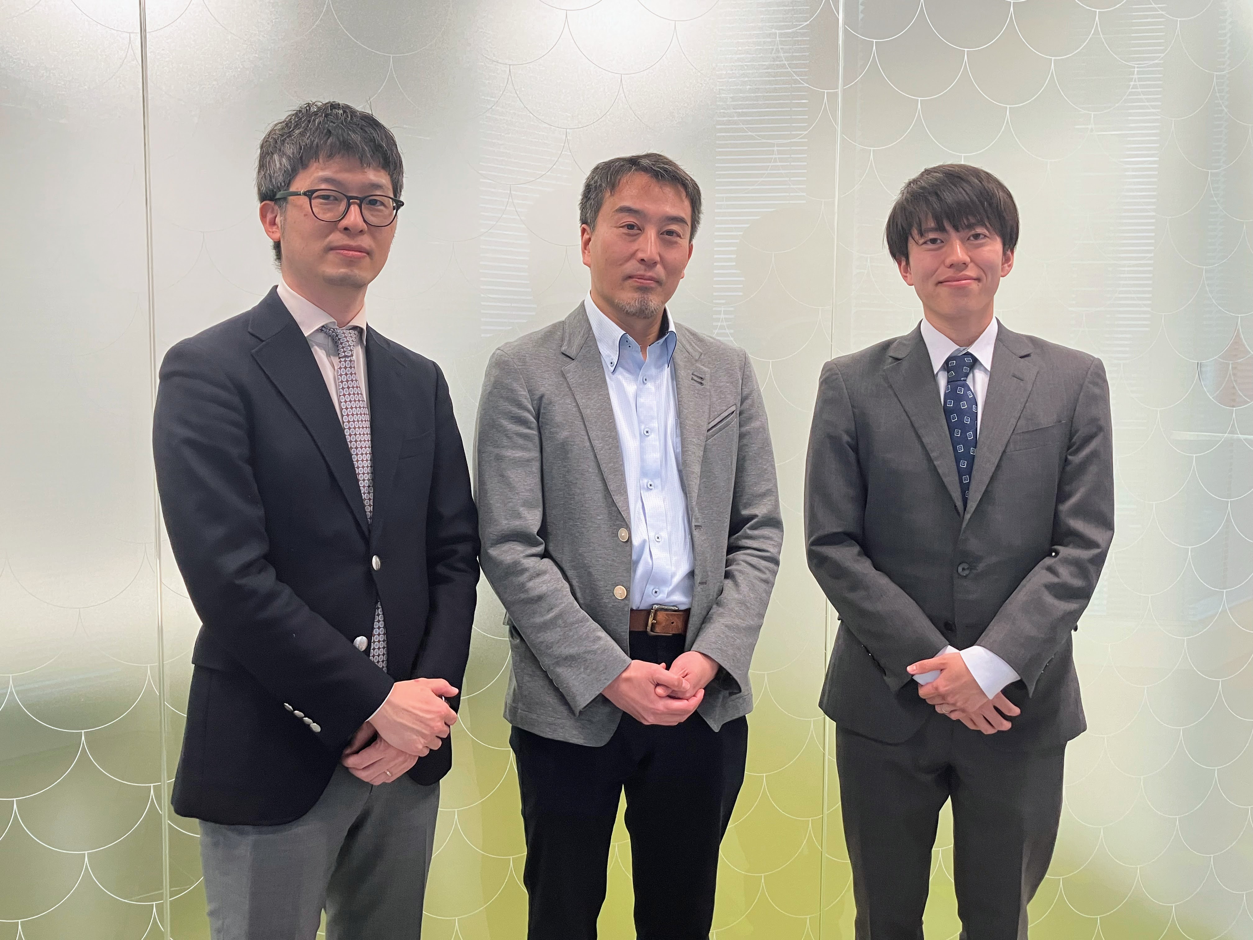 LINEヤフー株式会社でサステナビリティを担当する小南晃雅さまと、同社を支援したサステナビリティNaviコンサルタントの吉田広人および霜山竣