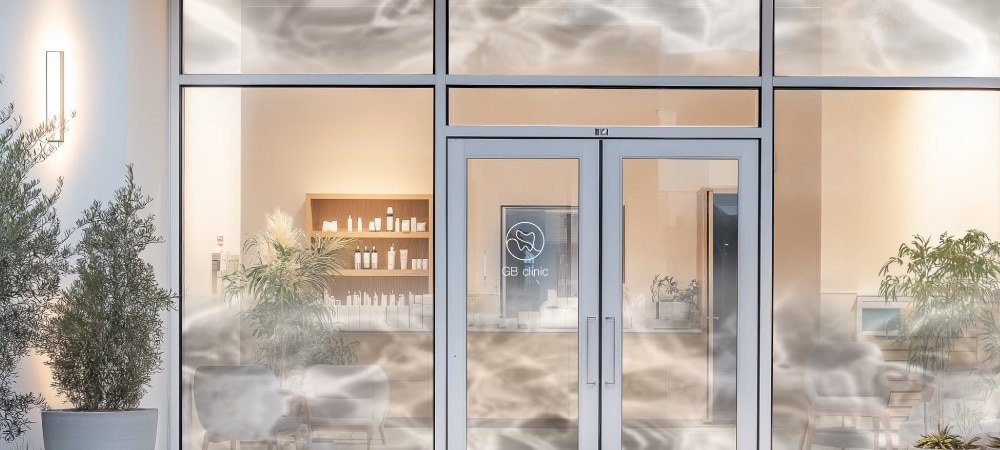 店舗の入り口に水面をイメージしたガラスフィルム