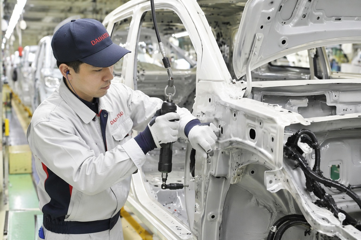 小型自動車の部品取り付け作業イメージ