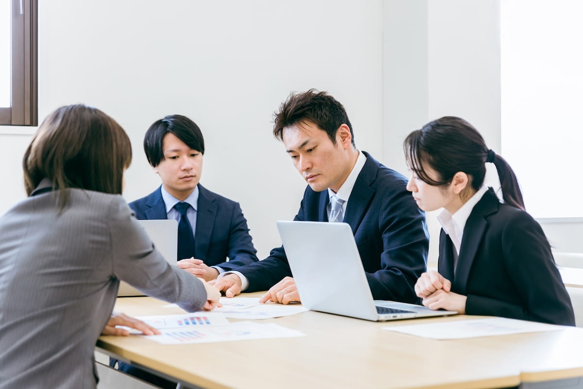 真剣な表情での会議
