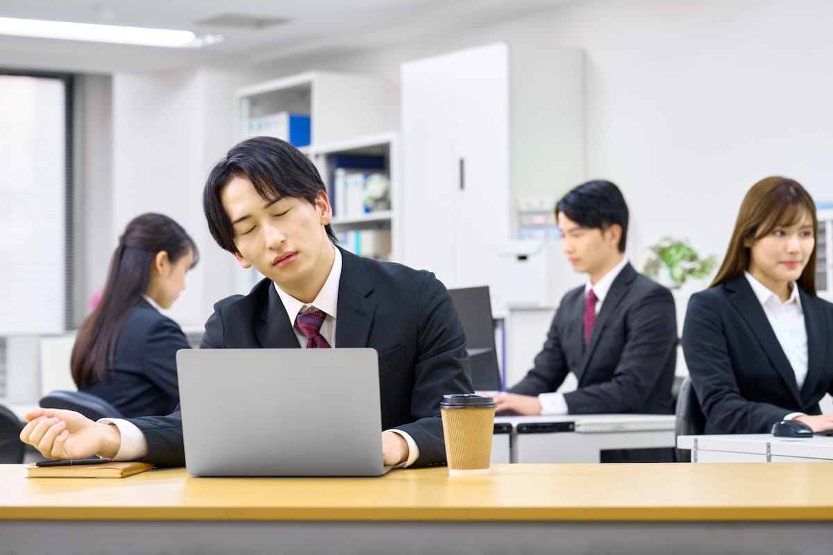 居眠りをするビジネスパーソン