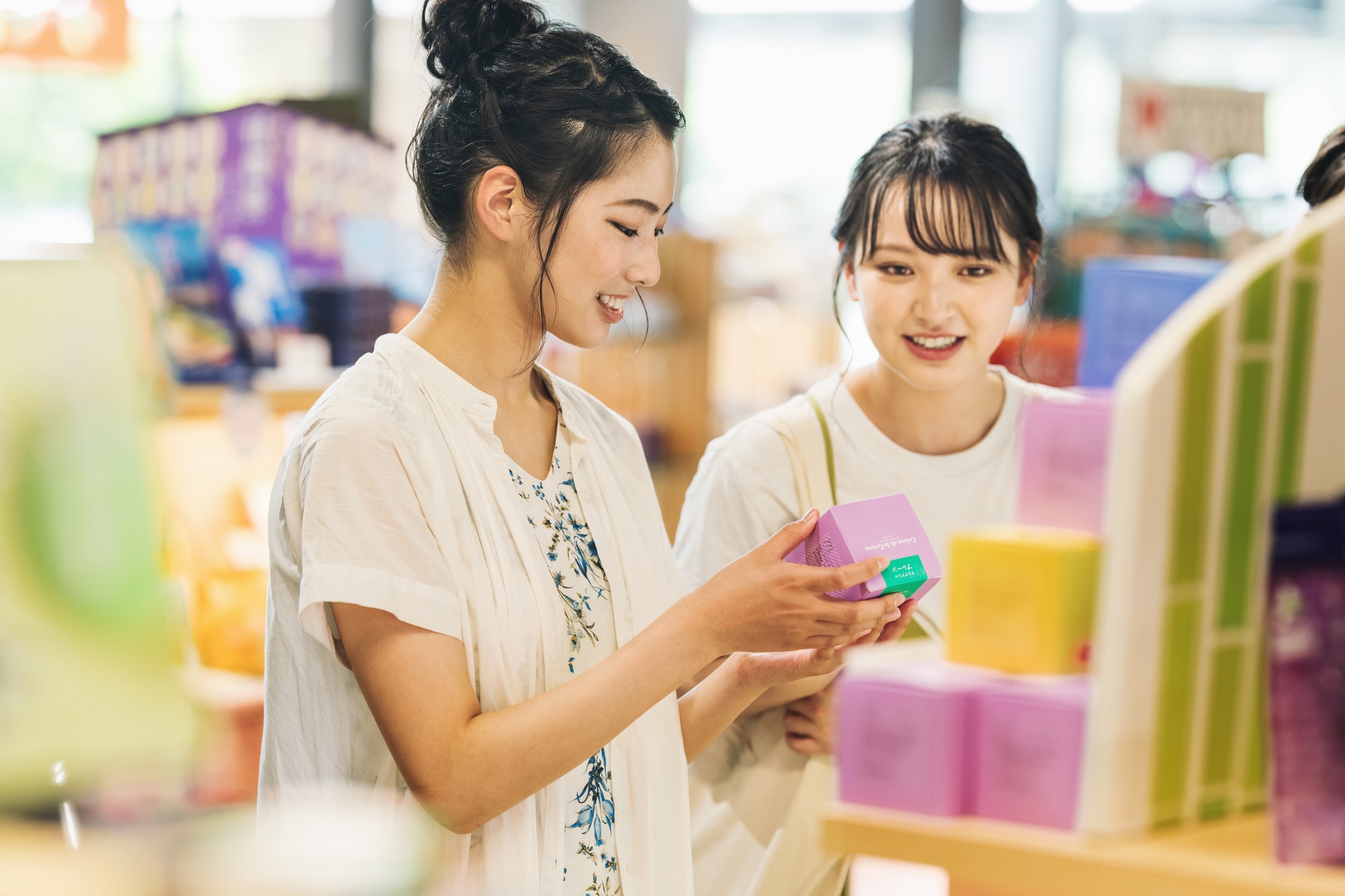 商品を選ぶ女性