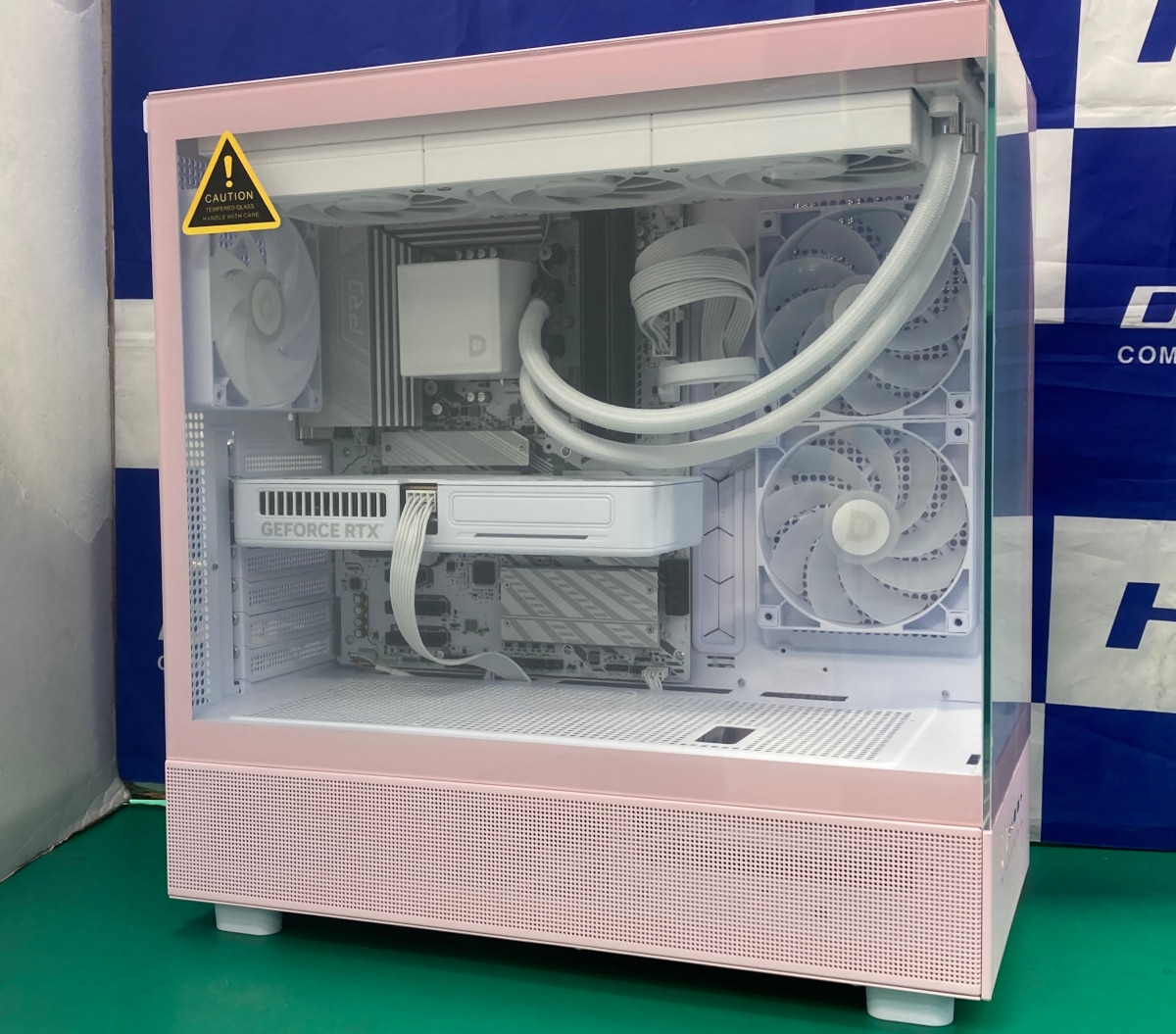 パステルピンクの筐体に純白のパーツを凝縮。電源を入れる前の「静かな美しさ」も、このPCの魅力のひとつです。