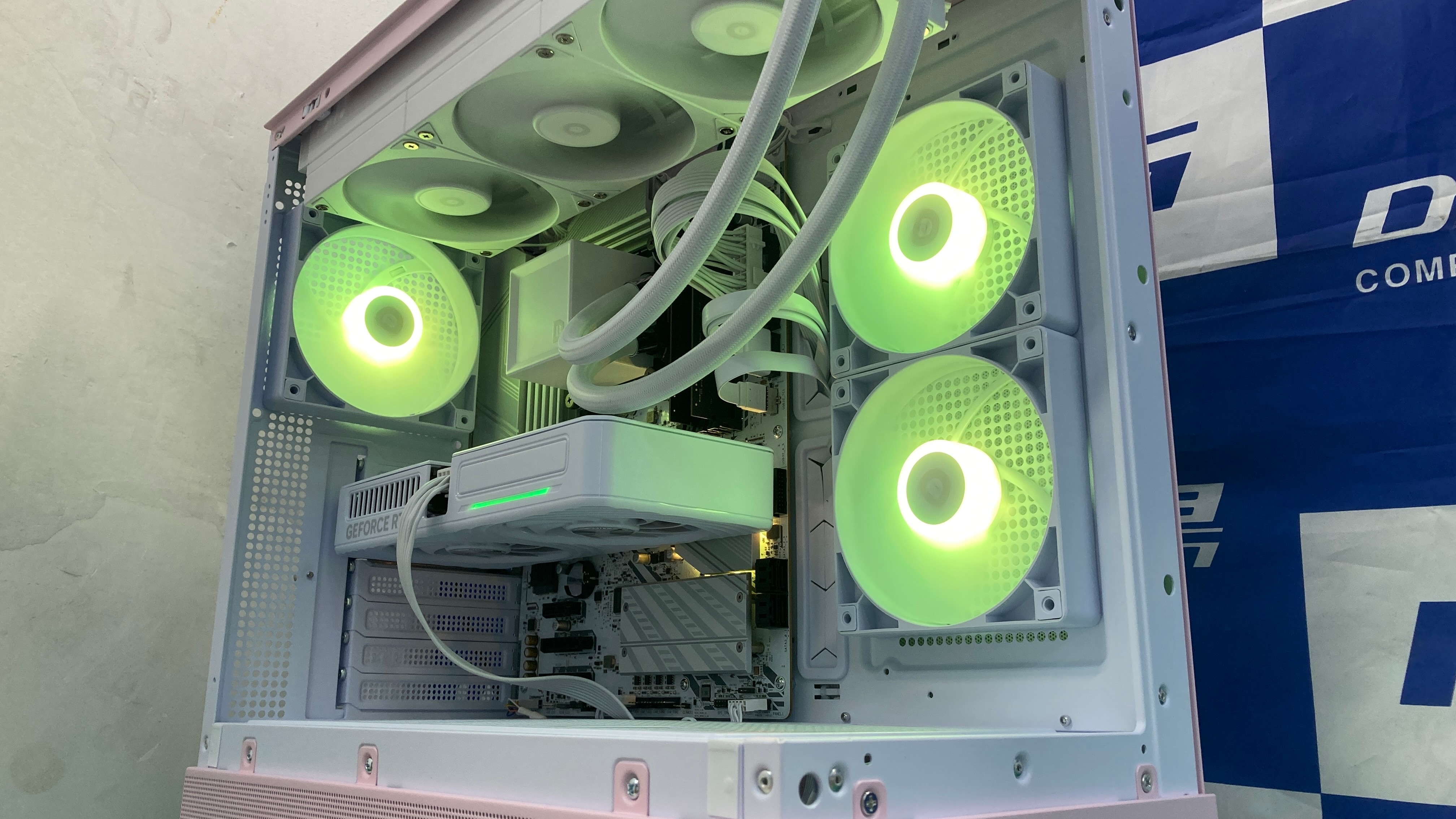 360mmの大型水冷クーラーと、最新のRTX 5060が余裕を持って収まる設計。イエローグリーンのLEDが、白とピンクの世界観を際立たせます。